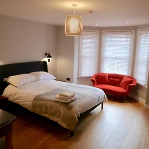 Stylish Apartment, Ensuite, Kitchenette , Twickenham United Kingdom